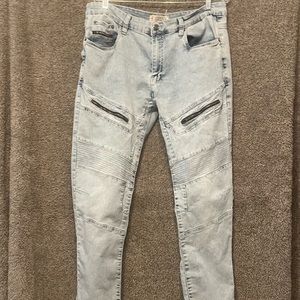 38/30 Akademiks Jeans